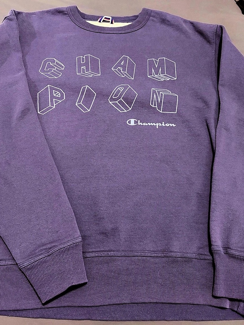 Champion Graphic Crewneck Blue
Men’s or Woman’s Medium